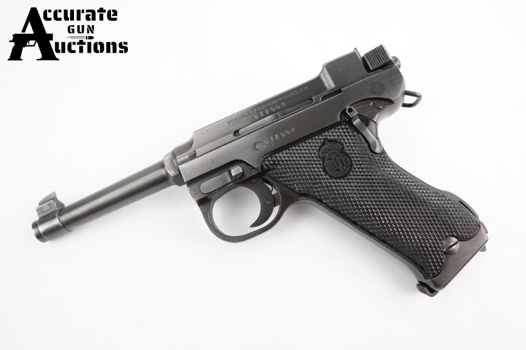 Husqvarna Luger 9mm: This is an excellent example of a Husqvarna M40 that was part of a Danish Police contract, as indicated by the 'D' prefix in the serial. This is a Swedish made copy of the Lahtl L-35. Production was l