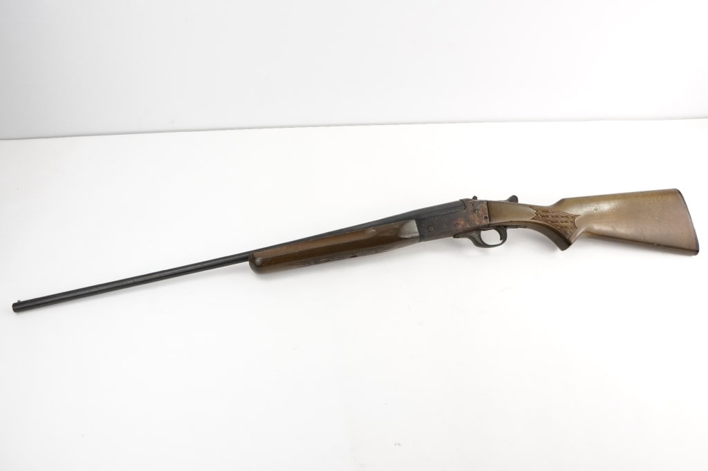 Stevens 94 Series P .410 GA: The Stevens 94 Series P is a break open shotgun chambered in .410 GA. The shotgun, which is in fair condition, features a 26? barrel. shows signs of use, wear and age. Please see the photos.