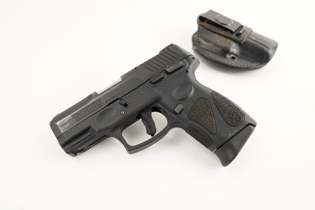 Taurus Armas Pt111 G2 9MM: Specifically engineered for everyday carry, the G2 series delivers rugged reliability in an ergonomic, compact frame. Chambered in 9mm and features a 3.2 inch barrel. This Pistol is in very good shape