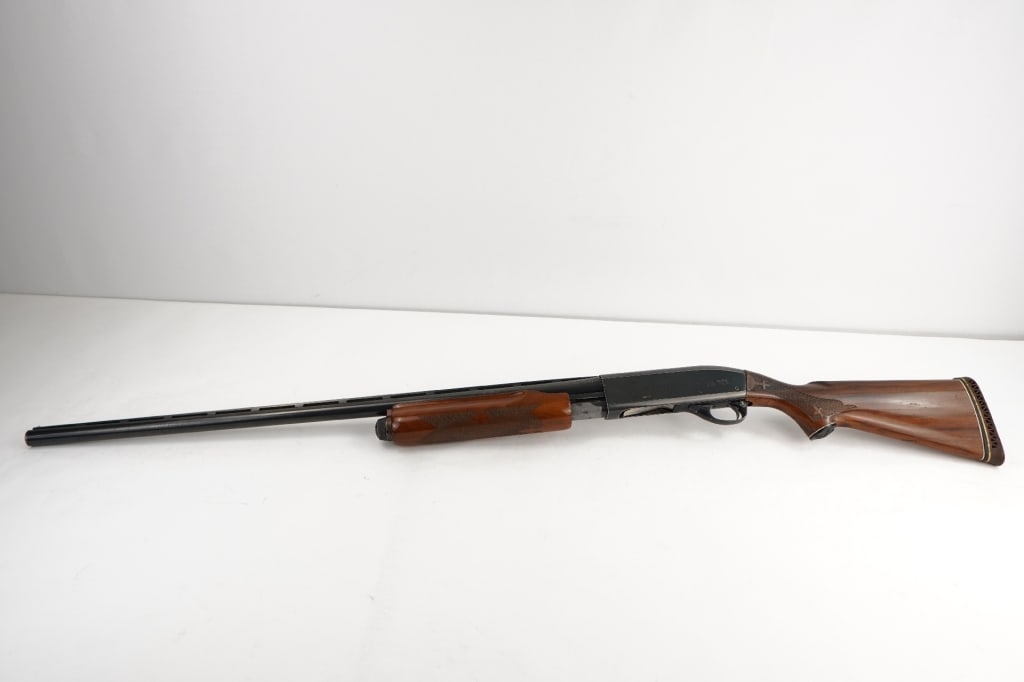 Remington Wingmaster 870 Magnum 12 GA: Remington Model 870 Magnum Wingmaster 12 Gauge. 28" ribbed barrel with bead front sight. The shotgun is in excellent condition, showing minimal signs of use and wear. Please see the photos.