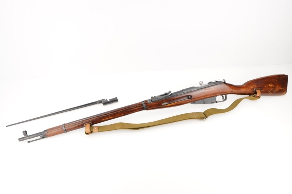 Mosin nagant M91/30 7.62x54: The most commonly seen version of the Mosin?Nagant in the United States, the M91/30, was standard issue for all Soviet infantry from 1930 to 1945. 7.62x54mmR cal., bolt-action, 5-shot fixed magazine f