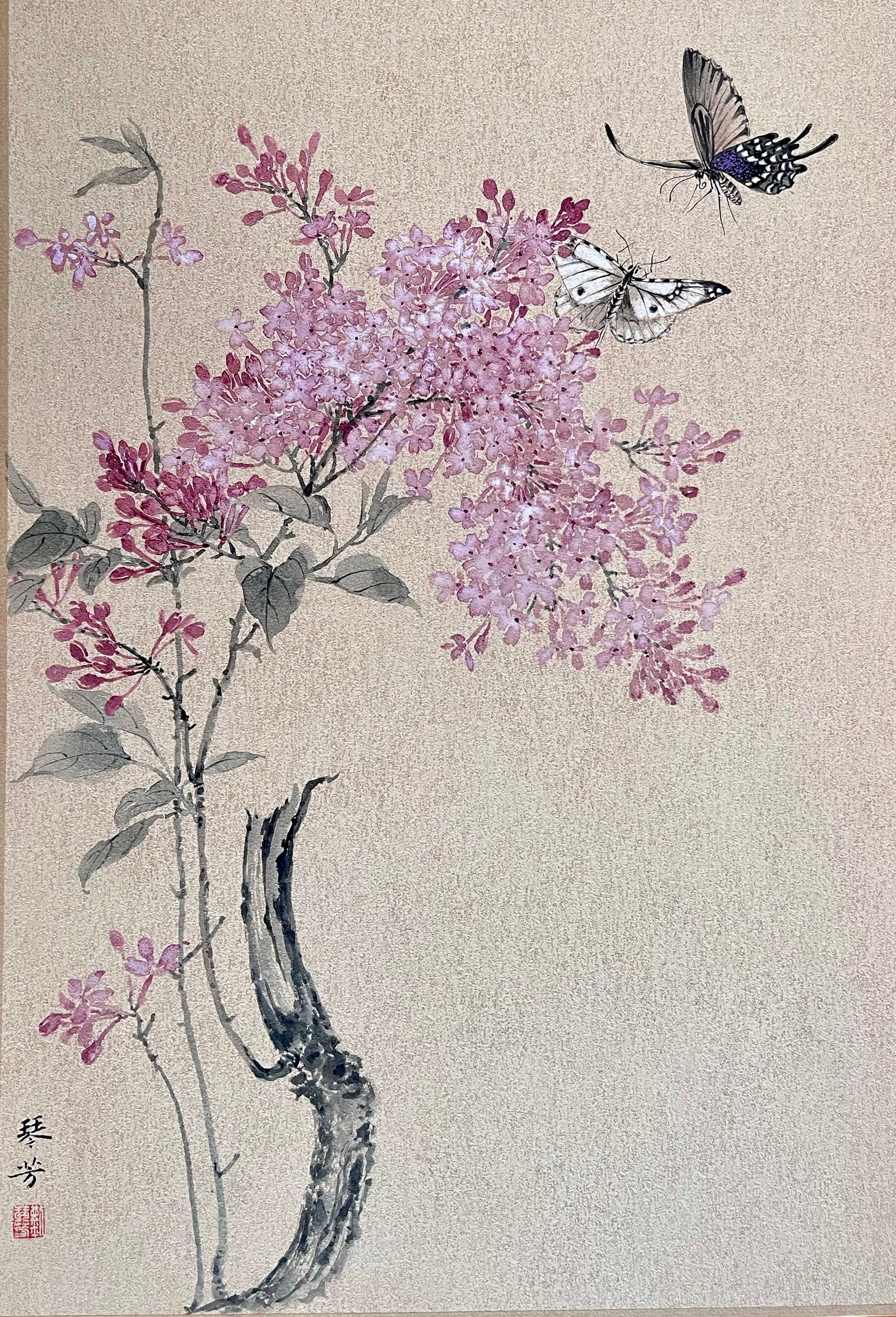 Liu Qinfang Unmounted Portrait: Liu Qinfang is a member of the China Artists Association, Jiangsu Provincial Artists Association, and Jiangsu Bird-and Flower Painting Research Society. She is a specially appointed painter at Changzh