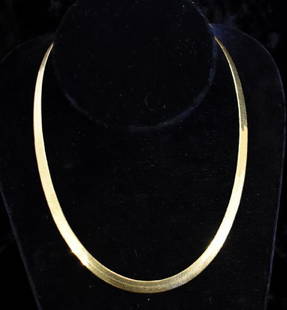 14k GOLD HERRINGBONE NECKLACE: 14k yellow gold herringbone 16" chain measures approximately 1/4" in width and has a lobster clasp closure. Made in Italy. Total weight: 0.46 ozt