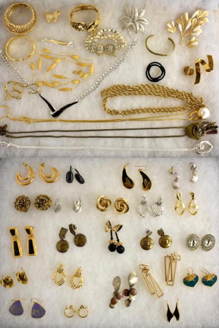 ASSORTED VINTAGE SIGNED COSTUME JEWELRY (1 of 10)