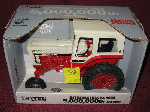 Ertl IH Tractor: Ertl 4620 IH Tractor 1066 Tractor Special Edition c. 1990.