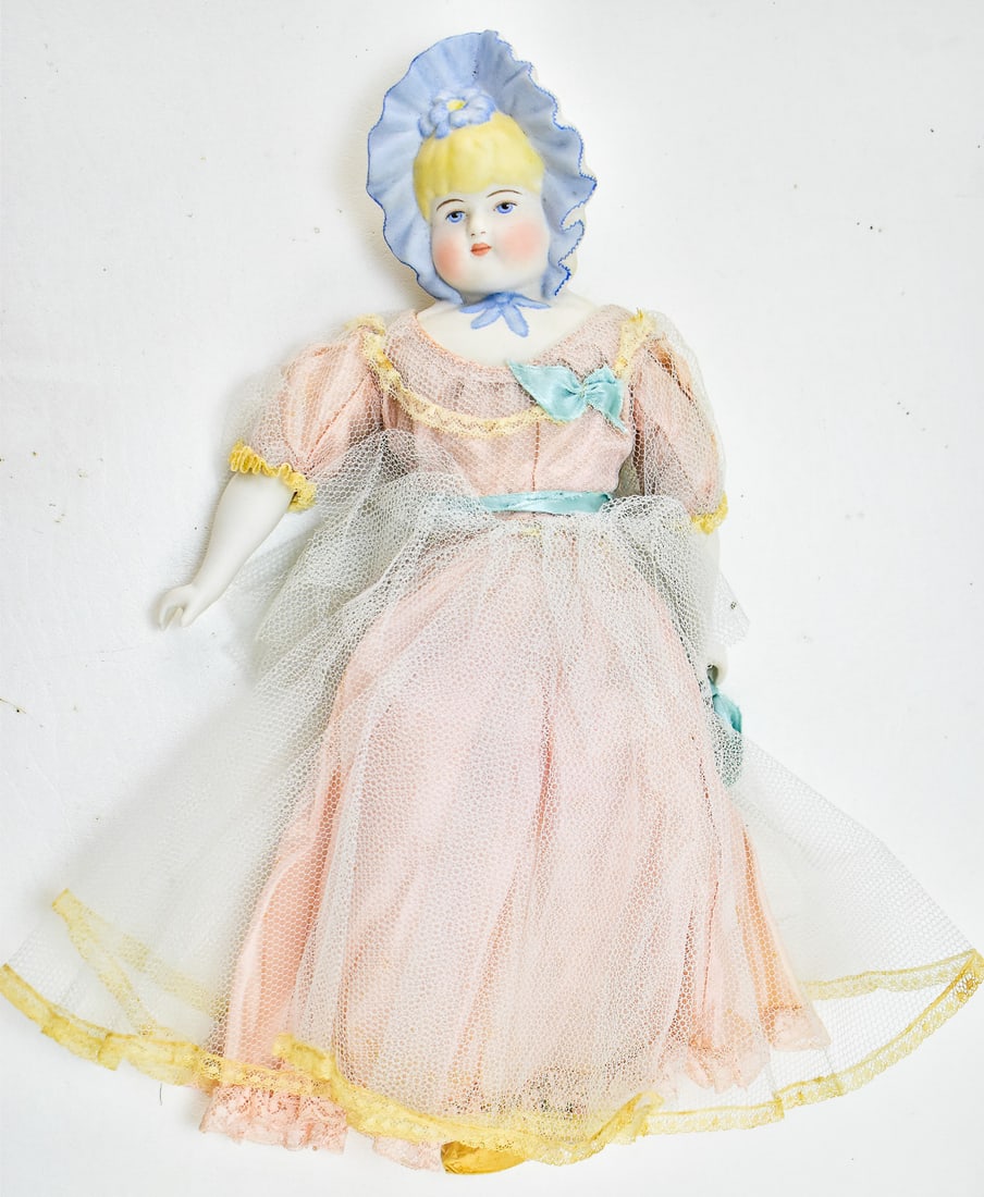 EMMA CLEAR BISQUE BONNET HEAD DOLL (1 of 3)