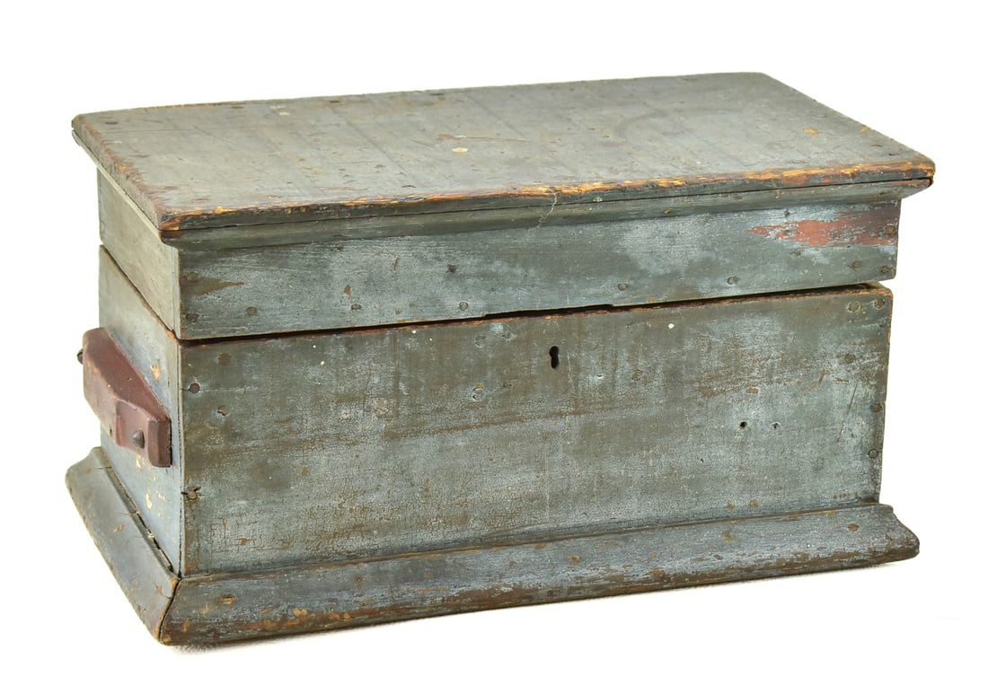 ANTIQUE WOODEN STORAGE CHEST (1 of 3)