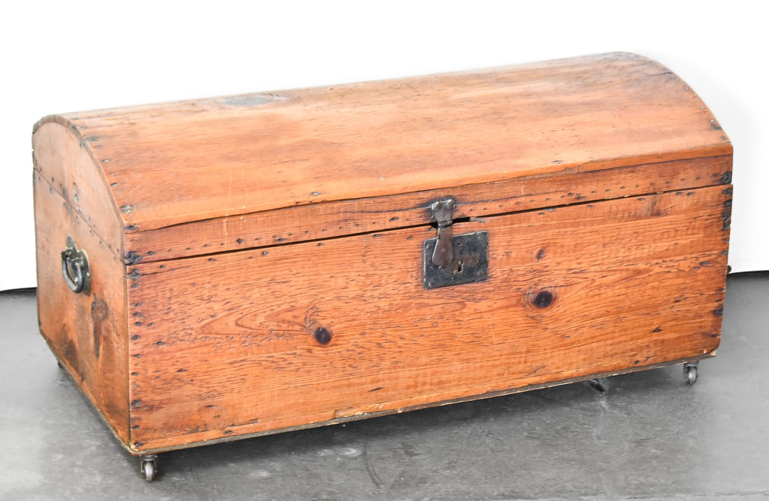 ANTIQUE ROBERT BURR PINE HUMPBACK TRUNK (1 of 5)
