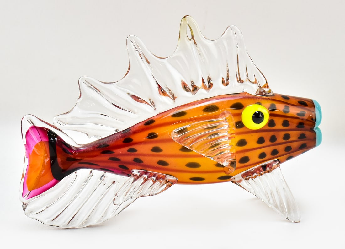 MURANO-STYLE ART GLASS FISH: A Murano-style art glass fish measuring 7.5 inches in height.