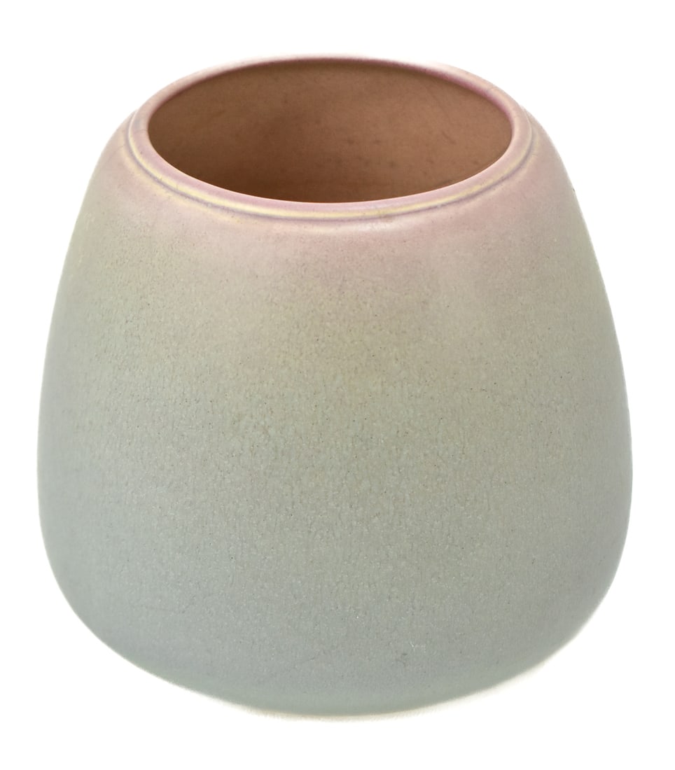 UNIVERSITY OF NORTH DAKOTA SCHOOL OF MINES POTTERY ROSE OMBRE VASE (1 of 3)