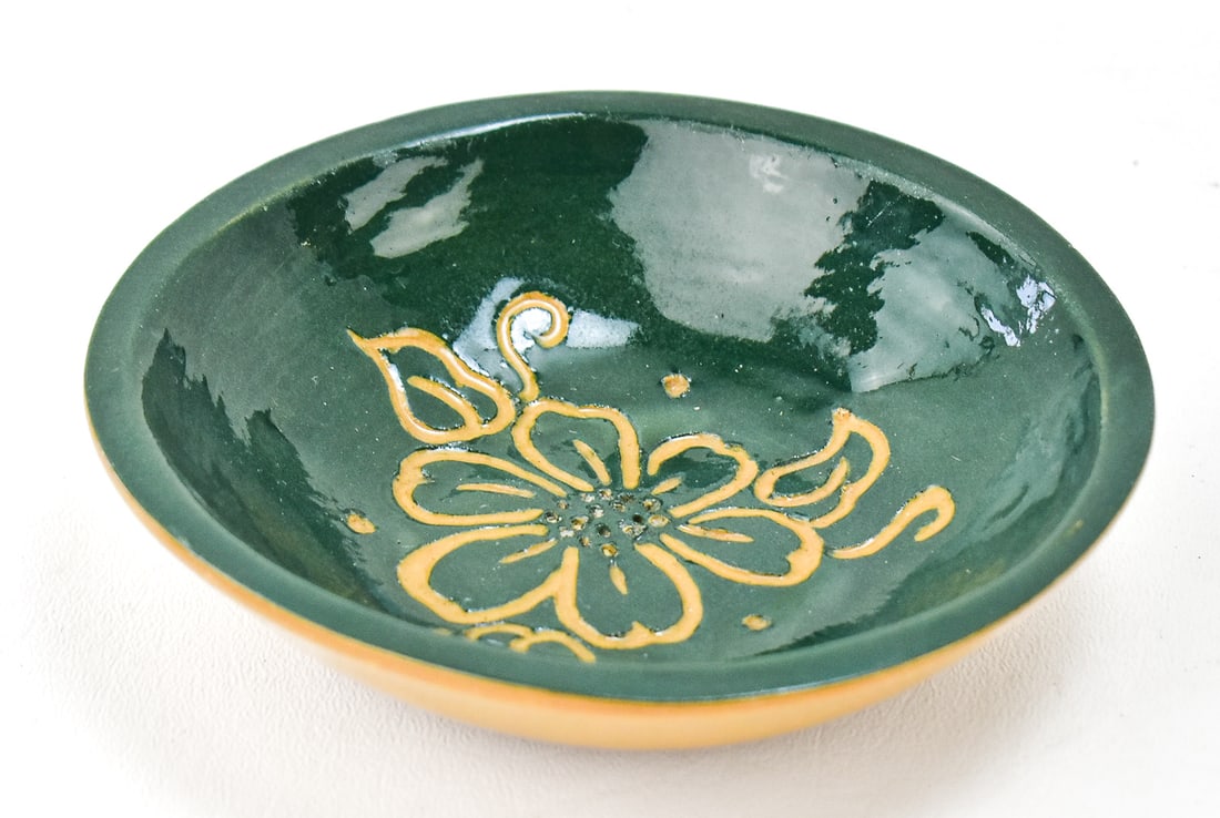 UNIVERSITY OF NORTH DAKOTA SCHOOL OF MINES POTTERY GREEN FLOWER DISH (1 of 4)