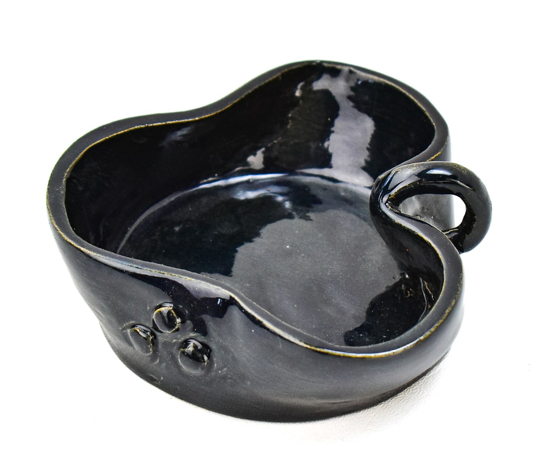UNIVERSITY OF NORTH DAKOTA SCHOOL OF MINES POTTERY FINGER LOOP BOWL: University of North Dakota School of Mines black finger loop bowl signed Mary E. Leonhard with UND stamp.