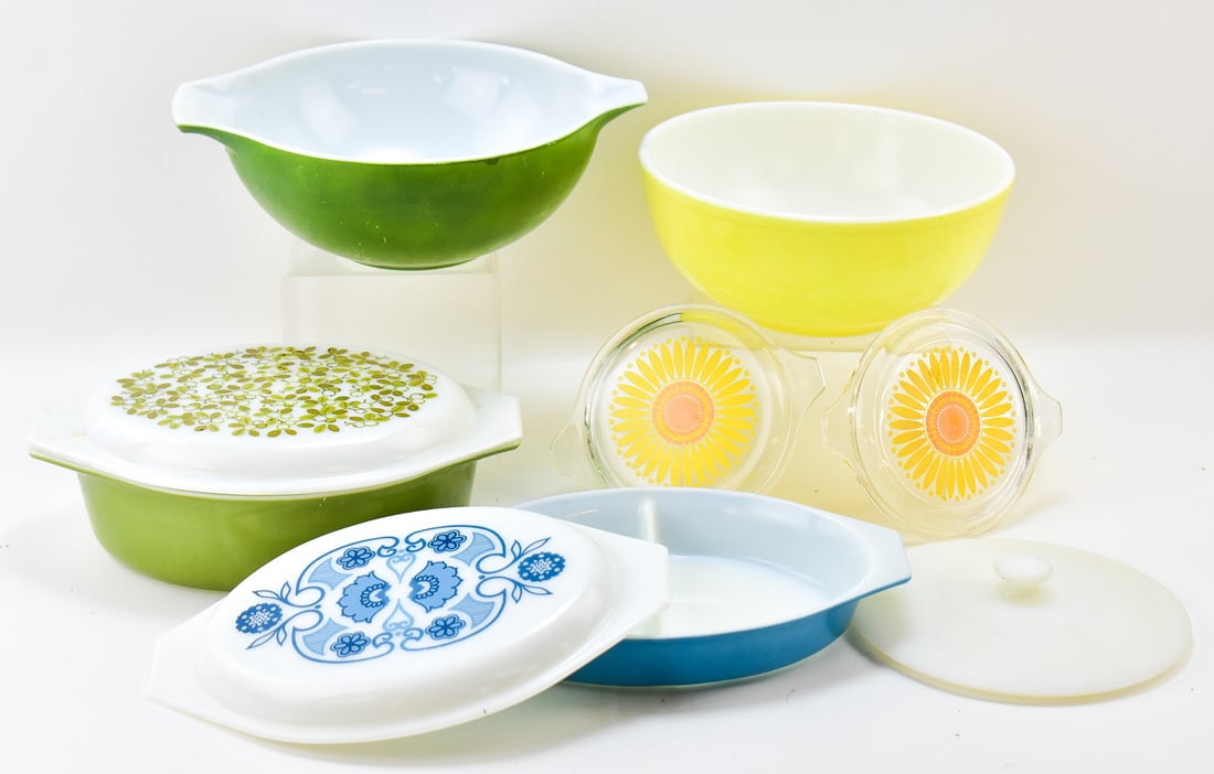 ASSORTED MIDENTURY PYREX OVENWARE (1 of 3)