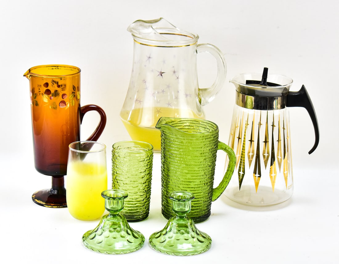 ASSORTED MIDCENTURY PITCHERS & GLASSWARE (1 of 3)