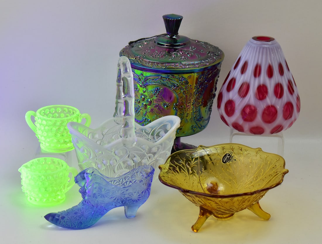 COLLECTION OF FENTON GLASSWARE (1 of 5)