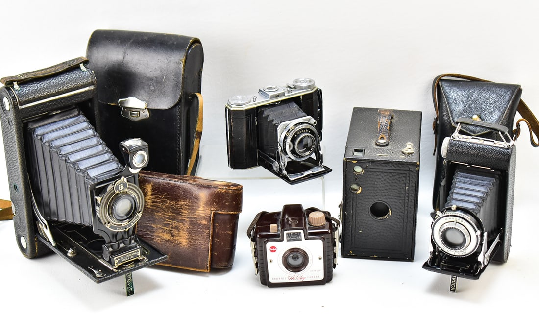 COLLECTION OF VINTAGE KODAK FOLDING & BROWNIE CAMERAS (1 of 4)