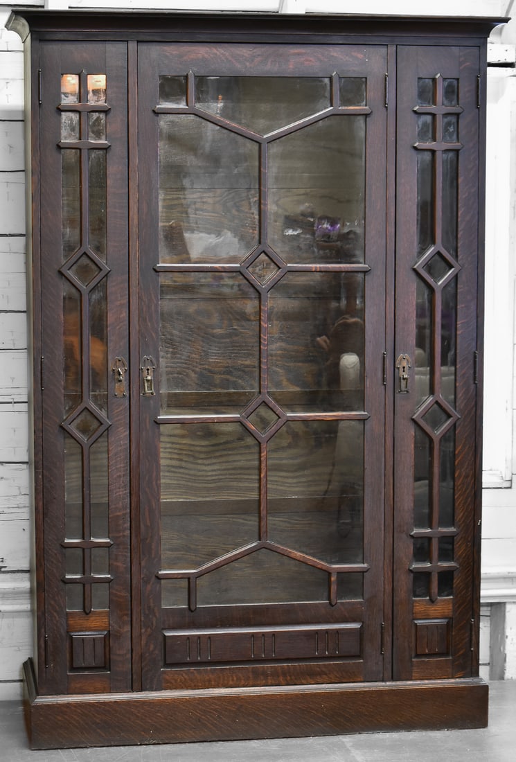 SHOP OF THE CRAFTERS ARTS & CRAFTS MISSION OAK CHINA CABINET (1 of 2)