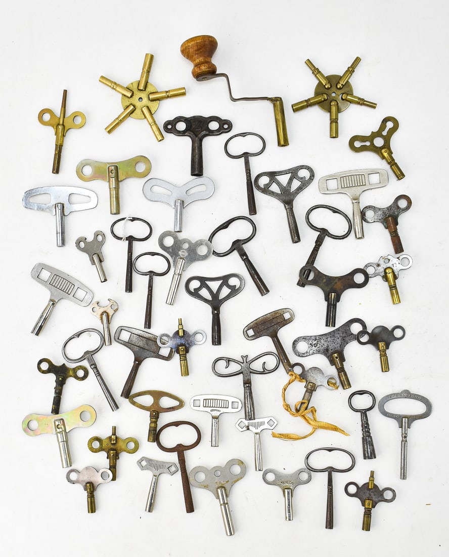 ASSORTED WINDING KEYS: An assortment of antique and vintage winding keys, including a crank.