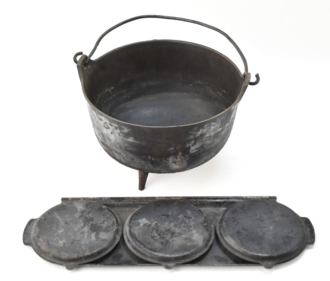 ANTIQUE CAST IRON CAULDRON OR SMELTING POT & CAKE GRIDDLE (1 of 3)