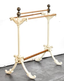 VICTORIAN-STYLE QUILT RACK