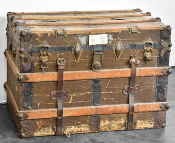 ANTIQUE STEAMER TRUNK