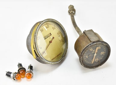 COLLECTION OF A 1940s CROSLEY SPEEDOMETER, AN AIRCRAFT PROP TACHOMETER & AMBER PILOT LIGHTS