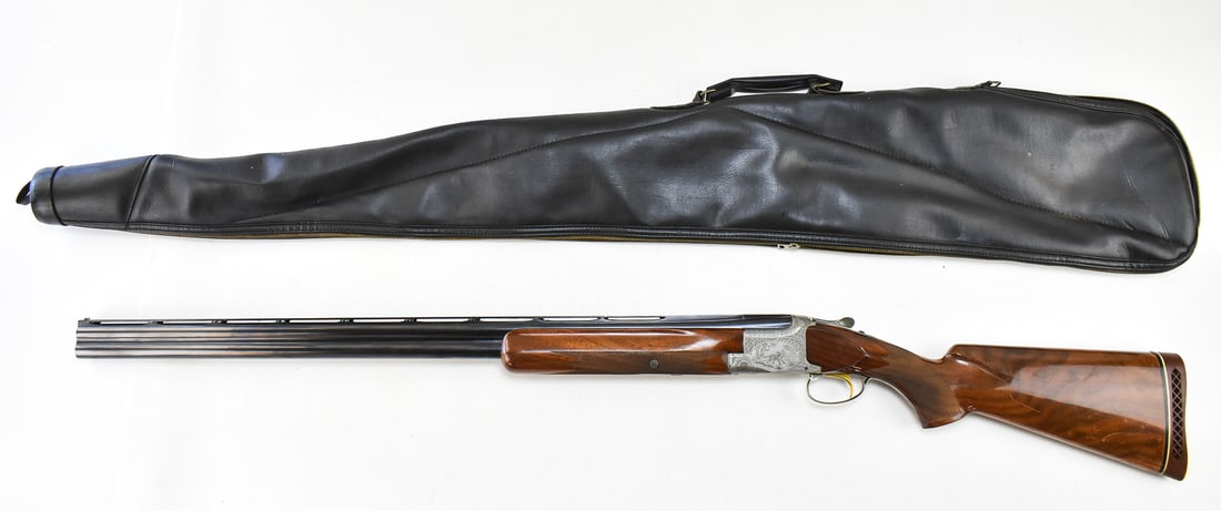 1961 BROWNING ARMS SUPERPOSED POINTER GRADE IN 12 GAUGE: A Browning Arms Superposed Pointer Grade over and under 12 gauge shotgun made in Belgium in 1961 with an engraved receiver signed by master engraver Legiers. The shotgun has 32 inch barrels and The gu