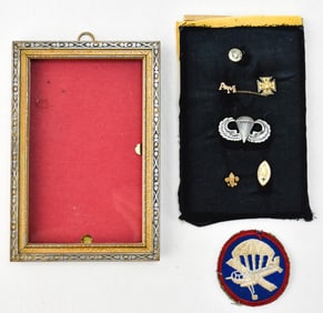WWII UNITED STATES ARMY PARAGLIDER PATCH AND COLLECTION OF WWII AND FRATERNAL AWARDED PINS: 14KT
