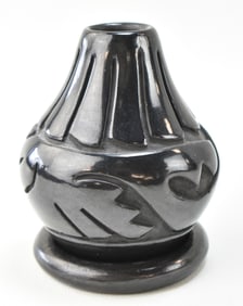 LORETTA 'SUNDAY' CHAVARRIA SIGNED SANTA CLARA PUEBLO BLACKWARE POTTERY VASE AND RING
