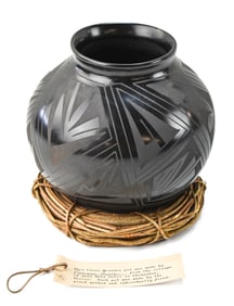 TOMASA MORA SIGNED JUAN MATA ORTIZ BLACKWARE CLAY POT AND TWIG WREATH