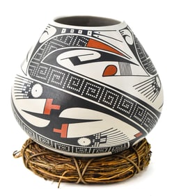 JUAN QUEZADA CELADO MATA ORTIZ POTTERY VASE
