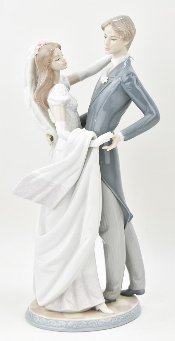LLADRO 'I LOVE YOU TRULY' NO. 1528 BY FRANCISCO CATALA: A Lladro "I Love You Truly" No. 1528 by Francisco Catala, circa 1987. The sculpture measures 14.5" H x 7" W x 3" D.