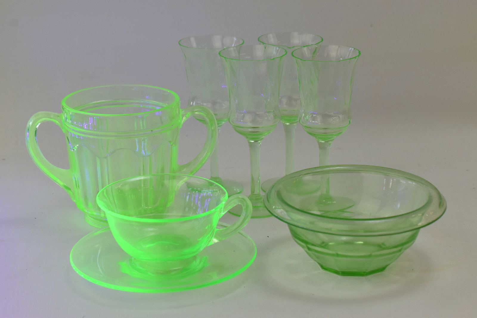 ASSORTED URANIUM PATTERN GLASSWARE (1 of 5)