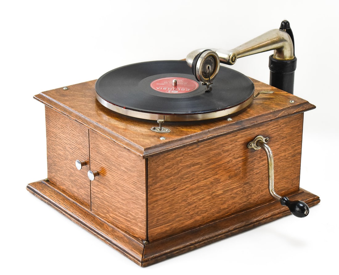 VICTOR MODEL VV-IV PHONOGRAPH PLAYER (1 of 4)
