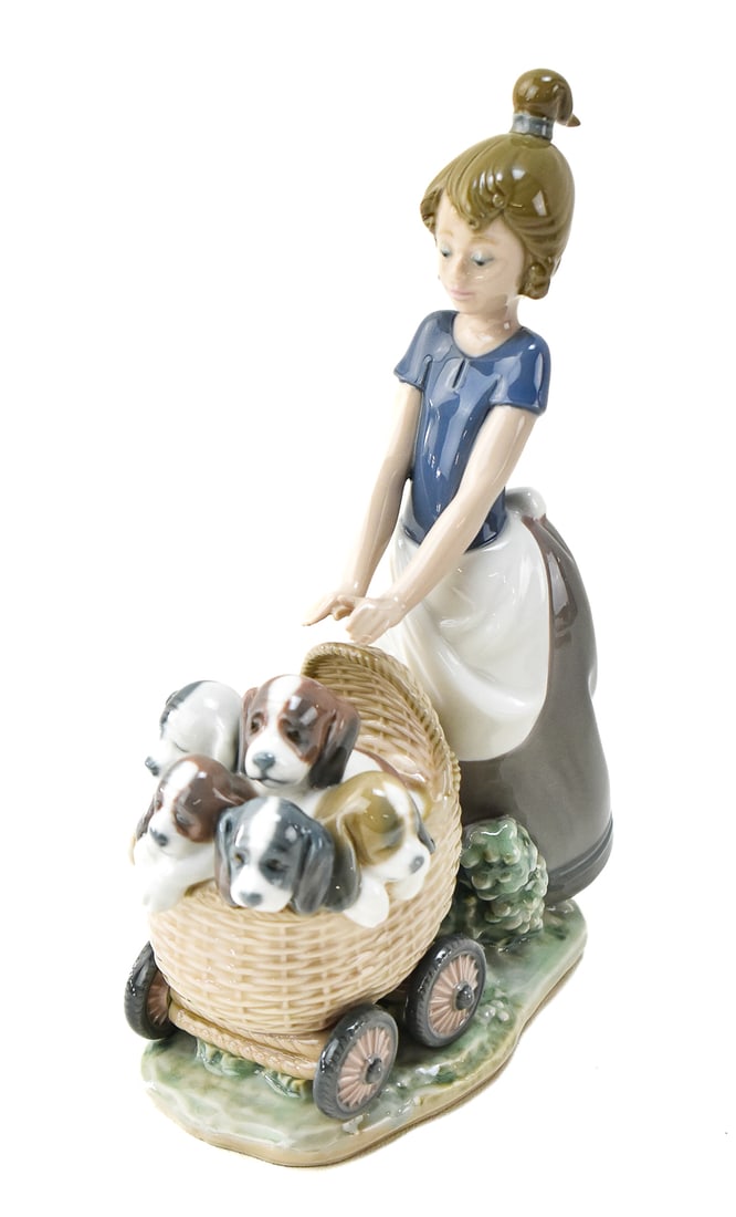 LLADRO 5364 'LITTER OF FUN' FIGURINE: Lladro #5364 "Litter Of Fun" Figurine. Measures 8.75" H x 6.5" W.
