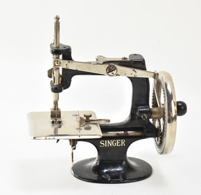 SINGER MODEL 20 CHILD'S SEWING MACHINE