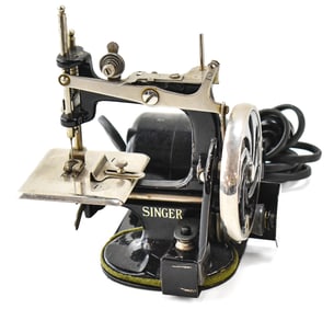 CHILDREN'S ELECTRIC SINGER SEWHANDY SEWING MACHINE MODEL 20-2