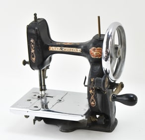 NEW HOME 'LITTLE WORKER' PORTABLE SEWING MACHINE