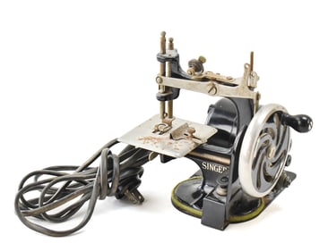 CHILDREN'S ELECTRIC SINGER SEWING MACHINE MODEL 20-2