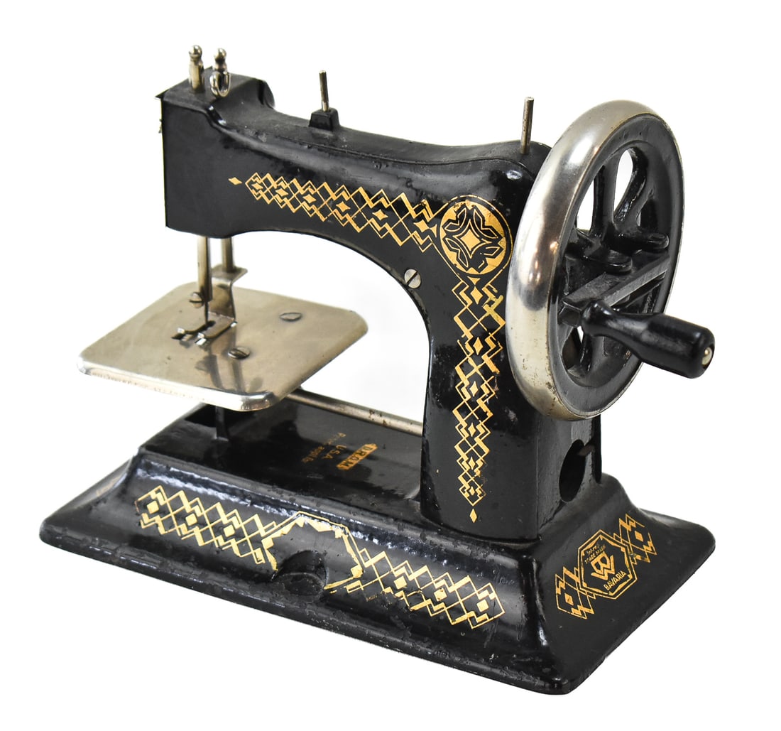 BING D.R.G.M. BAVARIA GERMANY HAND CRANK CHILD'S SEWING MACHINE (1 of 4)