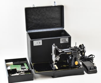 SINGER FEATHERWEIGHT MODEL 221 PORTABLE SEWING MACHINE