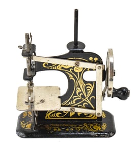F.W. MULLER TOY SEWING MACHINE NO. 0