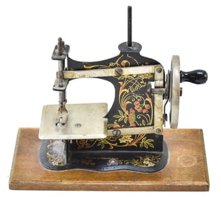 F.W. MULLER TOY SEWING MACHINE MODEL NO. 6