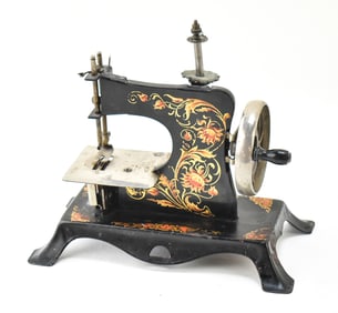 GERMAN CASIGE TOY SEWING MACHINE, EARLY 20TH CENTURY