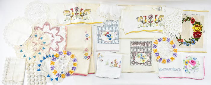 ASSORTED VINTAGE NEEDLEPOINT & CROSS STITCHED LINENS