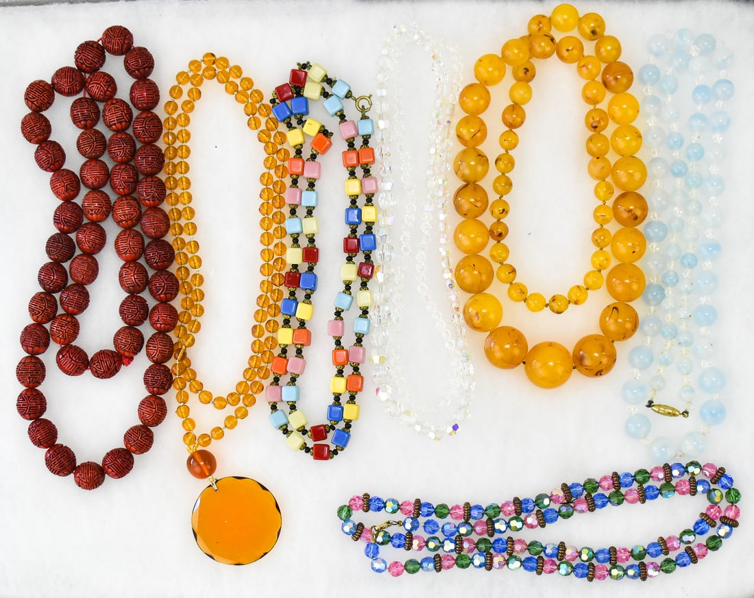 SEVEN ASSORTED VINTAGE NECKLACES (1 of 4)