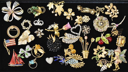 COLLECTION OF VINTAGE GOLD-TONE BROOCHES