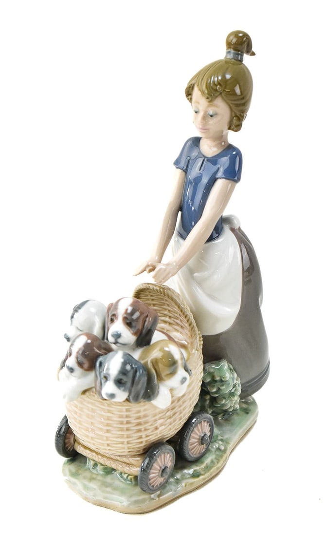 LLADRO 5364 'LITTER OF FUN' FIGURINE: Lladro #5364 "Litter Of Fun" figurine. Measures 8.75" H x 6.5" W.