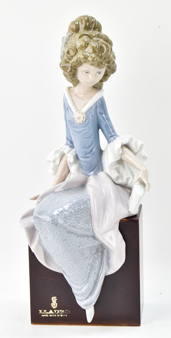 LLADRO 'PRINCESS SITTING' No. 1381 FIGURINE (1 of 2)