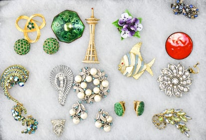 COLLECTION OF VINTAGE COSTUME BROOCHES, EARRINGS & PINS
